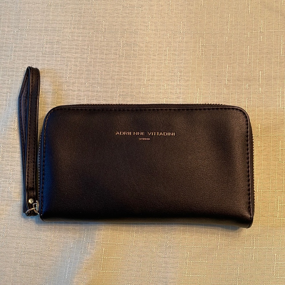 Adrienne Vittadini wristlet - Picture 1 of 4